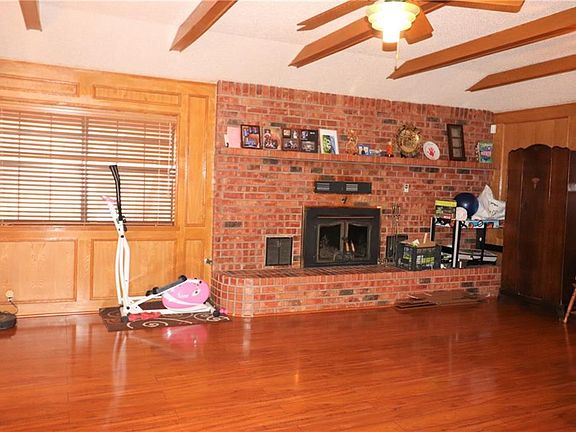 2nd image of 1907 Woodlawn Ct
