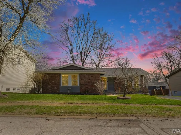 400 Woodrun Dr, Ballwin, MO 63021