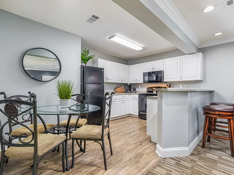 Oak Hollow Apartments — Photo 32