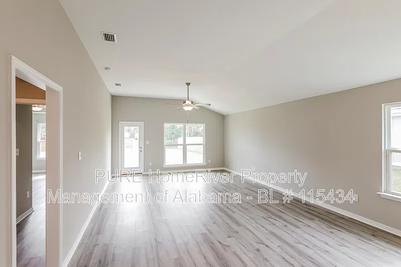 4 bed, 2.0 bath, 1921 sqft, $2,095 — Photo 2