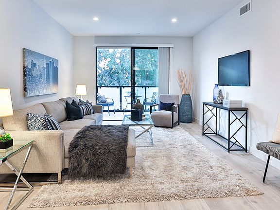2nd image of 726 N Hudson Ave Penthouse 5