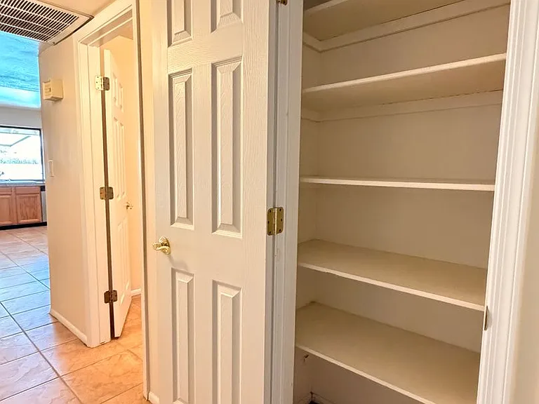 718 E Manhatton Dr — Photo 14