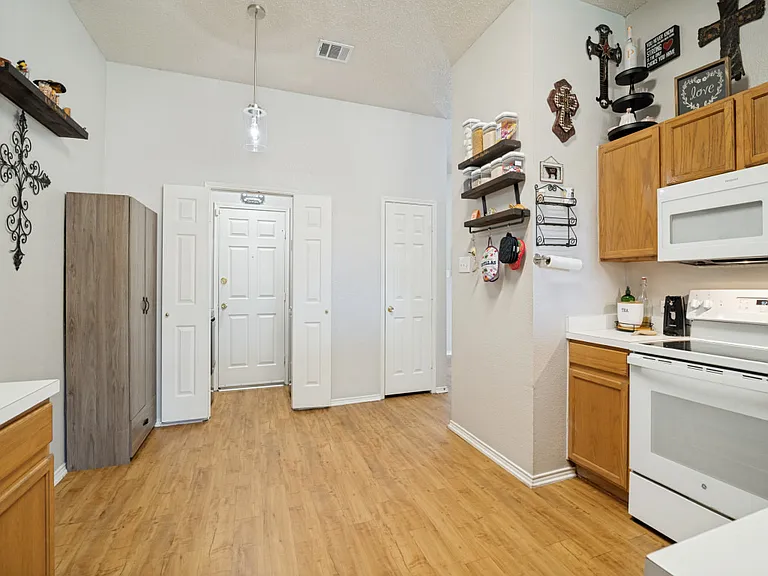 1109 Alexandria Dr — Photo 11