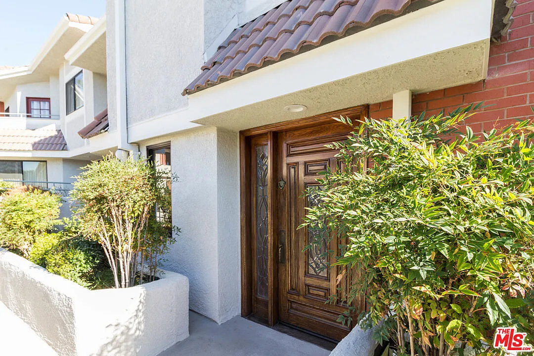 3 bed, 2.5 bath, 1600 sqft, $4,000 — Photo 3
