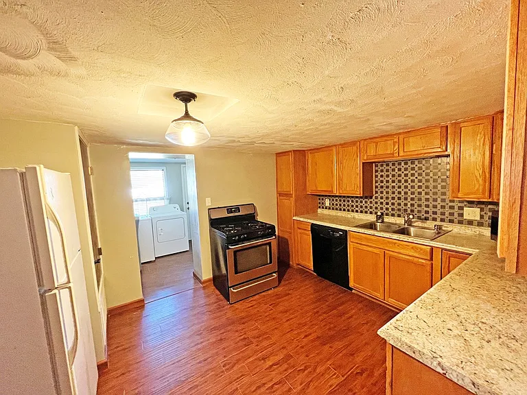1102 W Brown St — Photo 5