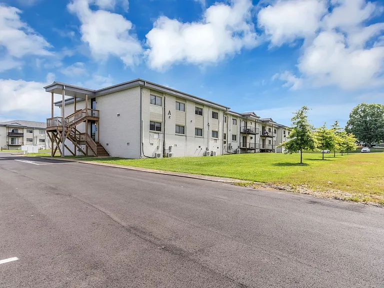 Executive House Apartments — Photo 39