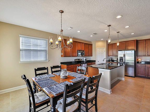 4th image of 321 Parkwood Cir