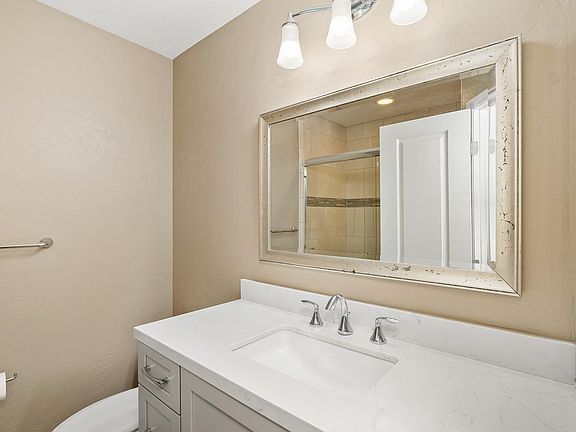 3rd image of 860 S Sierra Ave
