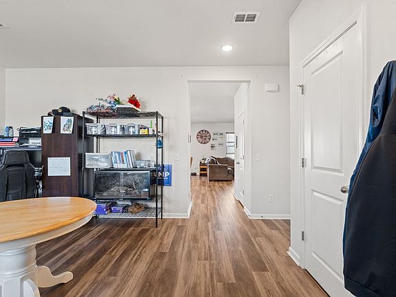 4th image of 606 Fisher Ln