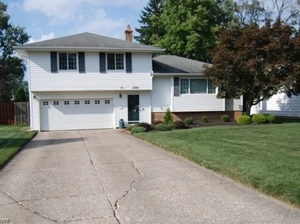 11746 Lafayette Dr, Parma Heights, OH 44130