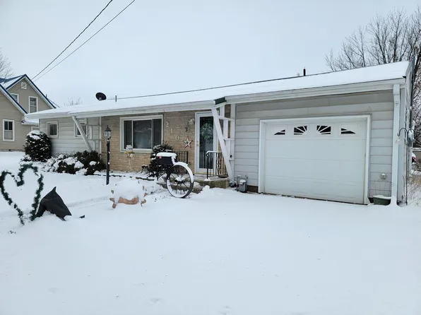 210 5th St W, Cresco, IA 52136