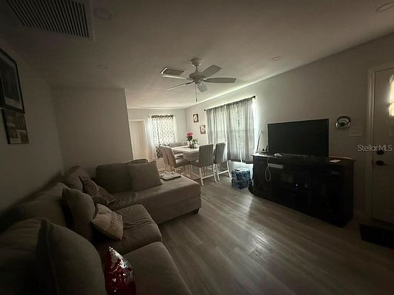 3rd image of 1402 4TH AVENUE NE