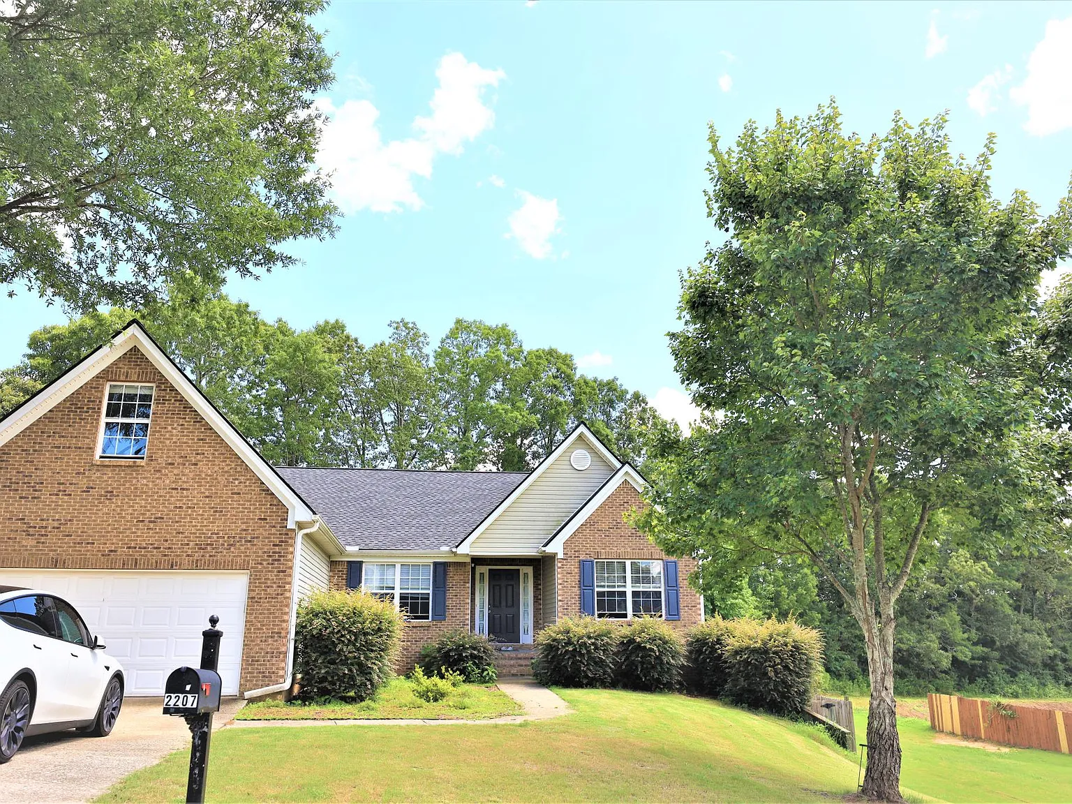 4 bed, 2484 sqft, $2,400 — Photo 2