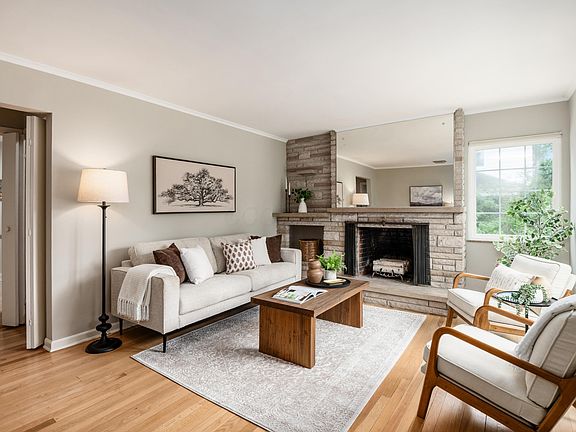 4th image of 1512 College Hill Dr