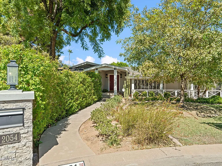 2054 E Rancho Dr — Photo 2