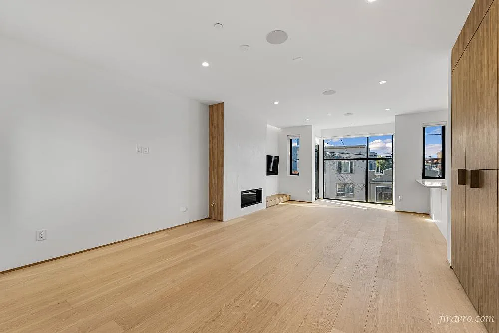 Pristine new construction 3 bedroom,3 bath. Yard. — Photo 1