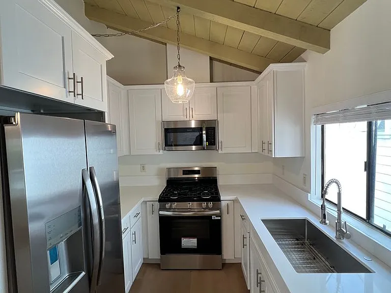 1505 E Balboa Blvd #B — Photo 3