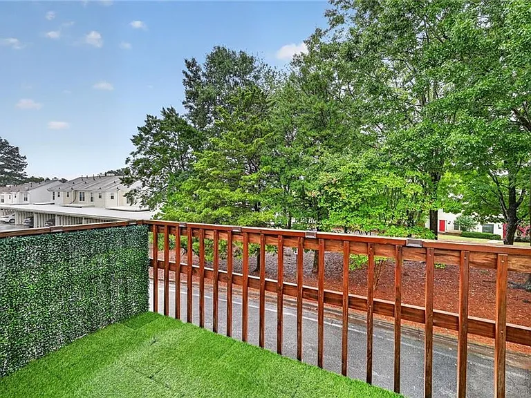 226 High Creek Dr — Photo 4