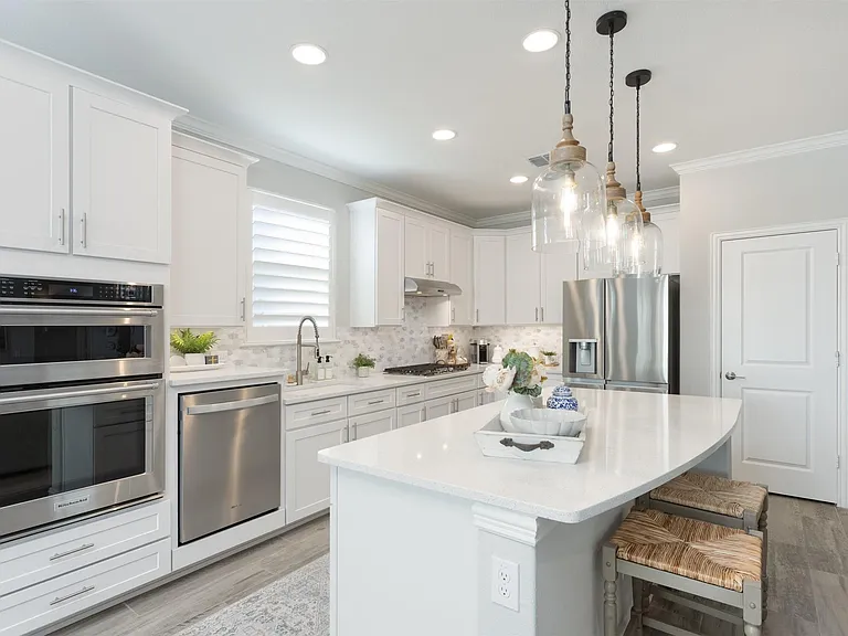 944 Memorial Dr — Photo 12
