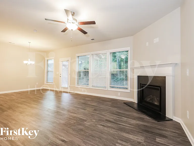 3628 Moon Crest Dr — Photo 3