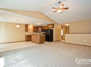 945 Palmetto Ln, Lincoln, NE 68521