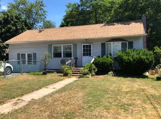 35 Raymond Ct, Holbrook, NY 11741