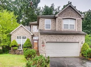 15 Eagle Ct, Streamwood, IL