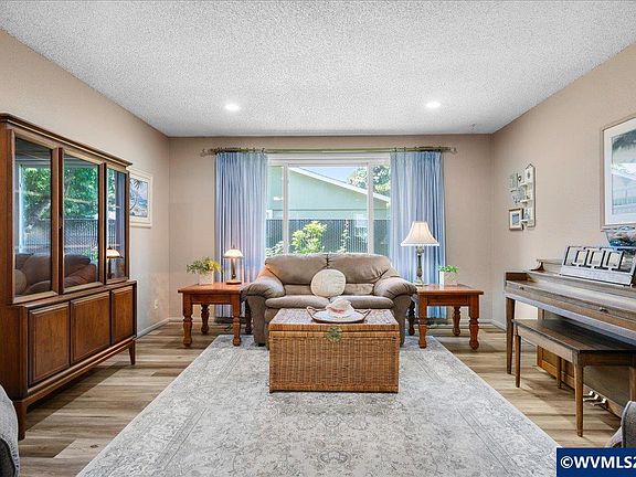 4th image of 6237 Woodlawn Dr NE