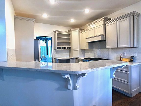 Chef's kitchen w/36" 6-burner range