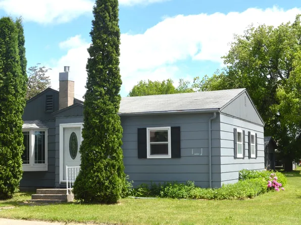 1042 Lavergne Ave, Grafton, ND 58237