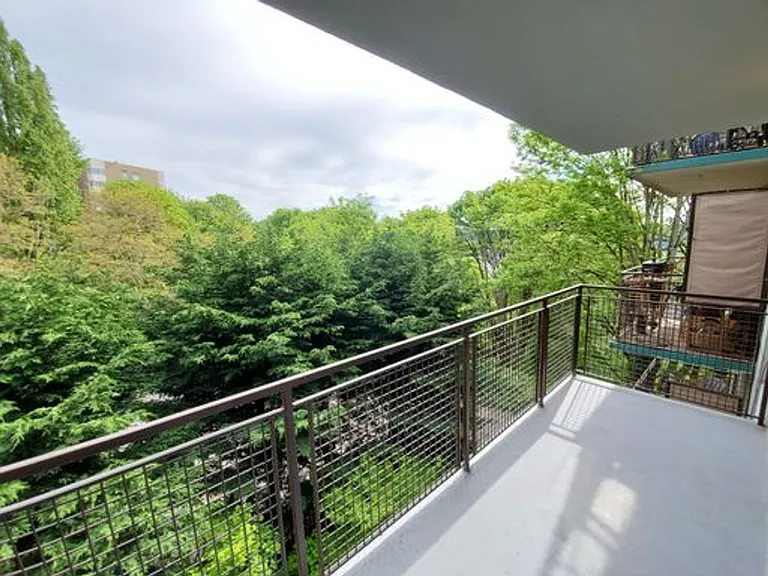 Taylor Towers — Photo 2