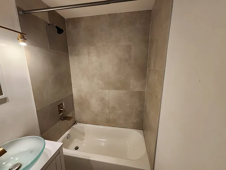 2425 Daley St #C — Photo 8