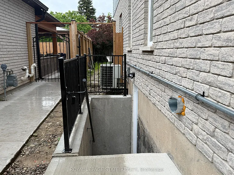 4 Waterside Dr #LOWER — Photo 2