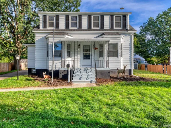 8537 Superior Ave, Center Line, MI 48015