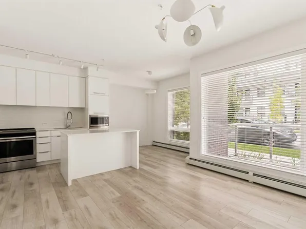 3125 S 39th St NW #110, Calgary, AB T3B 3G9
