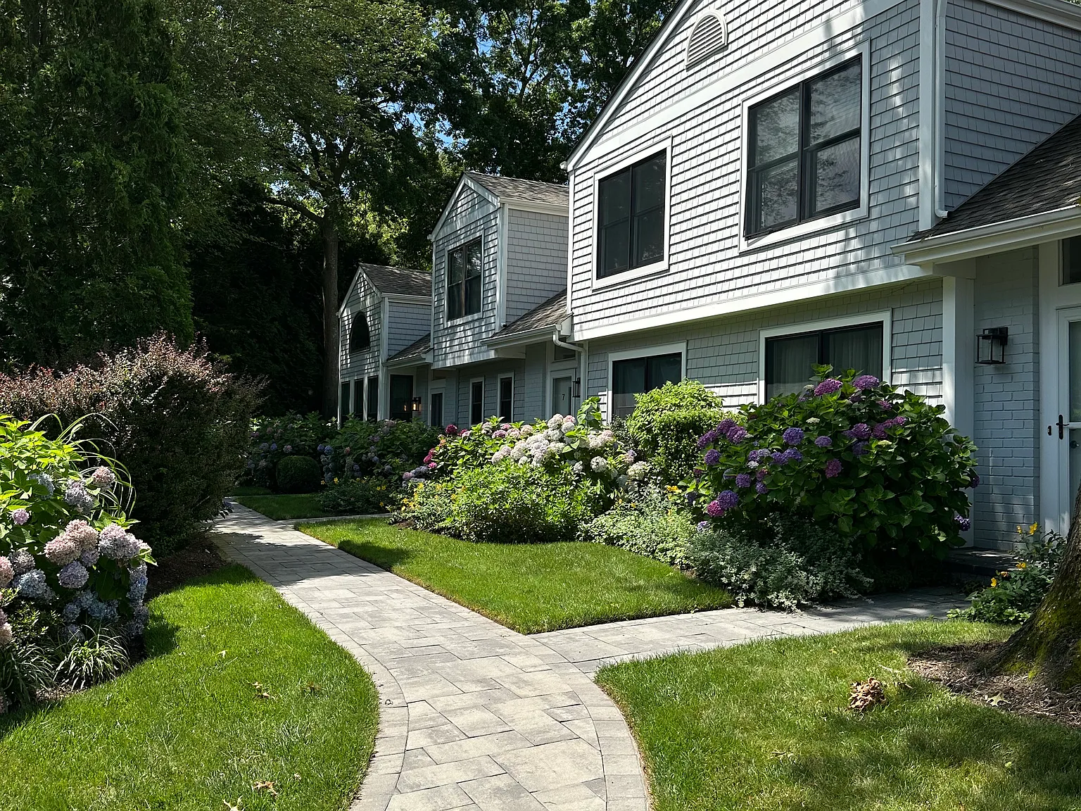 Rare Find -Luxury Townhouse with Brand New Interior and Parking — Photo 3
