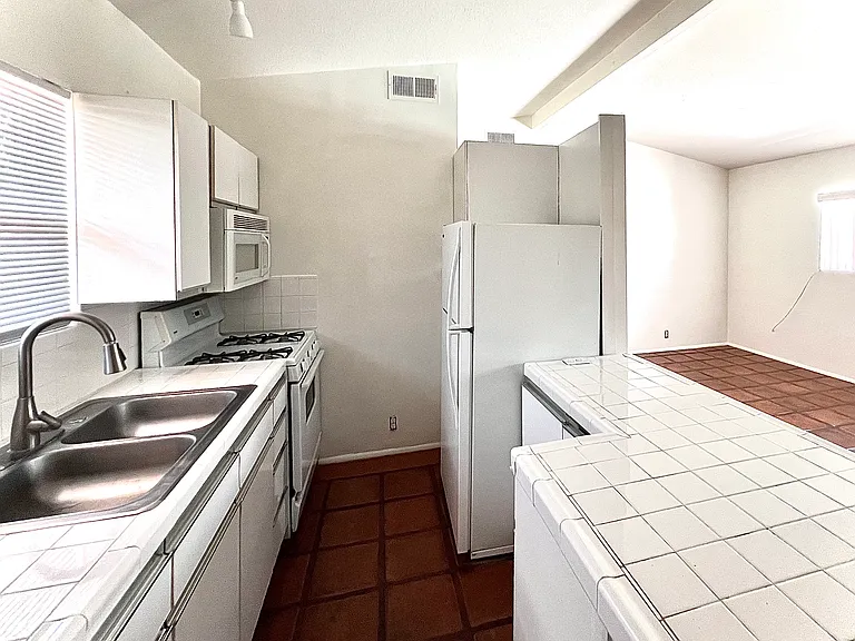 561 S Highland Dr #4 — Photo 7