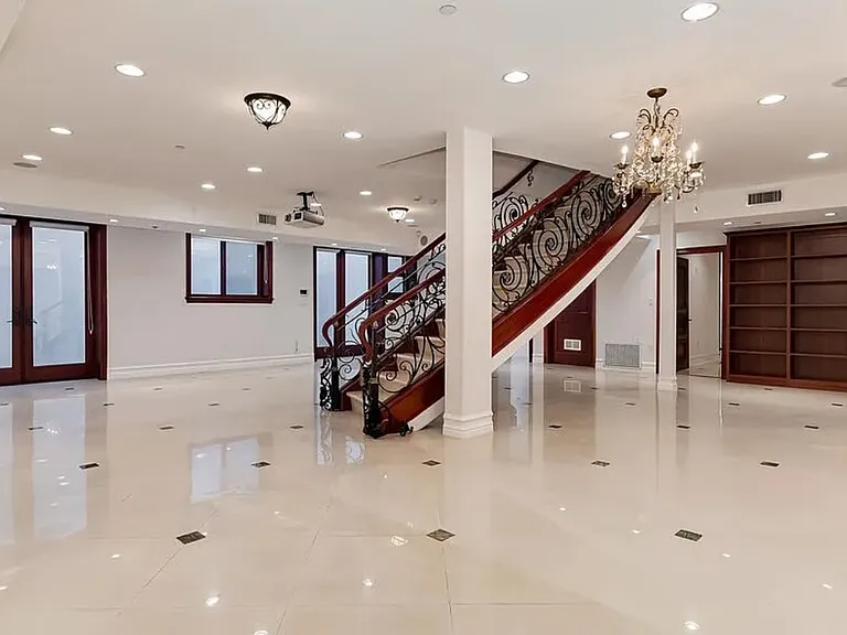 332 S Almont Dr — Photo 13