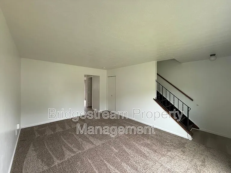 955 Taylorsview Dr — Photo 2
