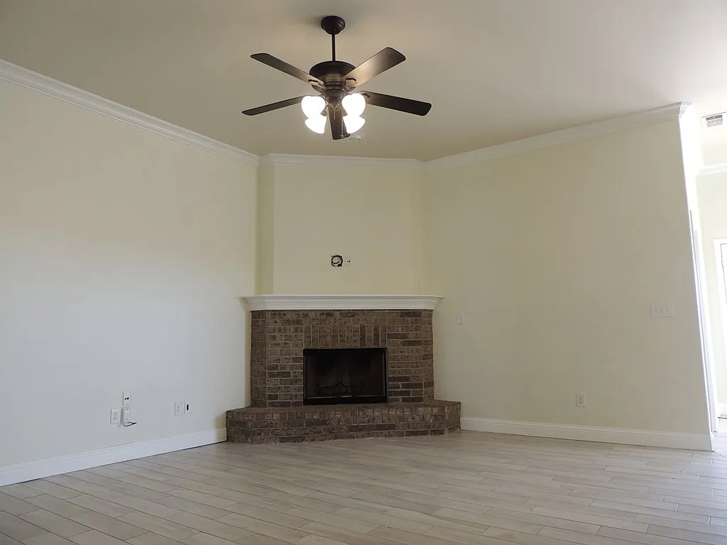 3 bed, 2.0 bath, 1677 sqft, $2,200 — Photo 3