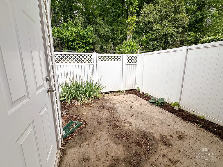 1215 Green Oaks Ln #B-1 — Photo 10
