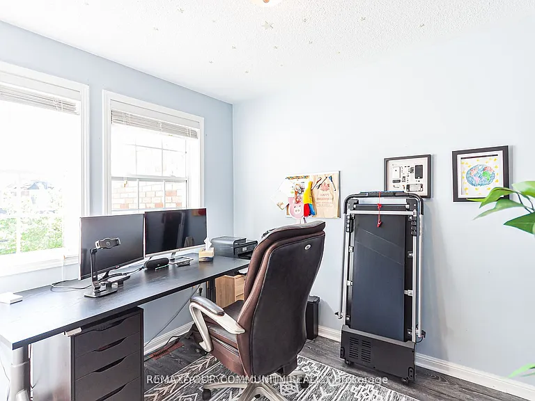688 Hamilton Cres — Photo 14
