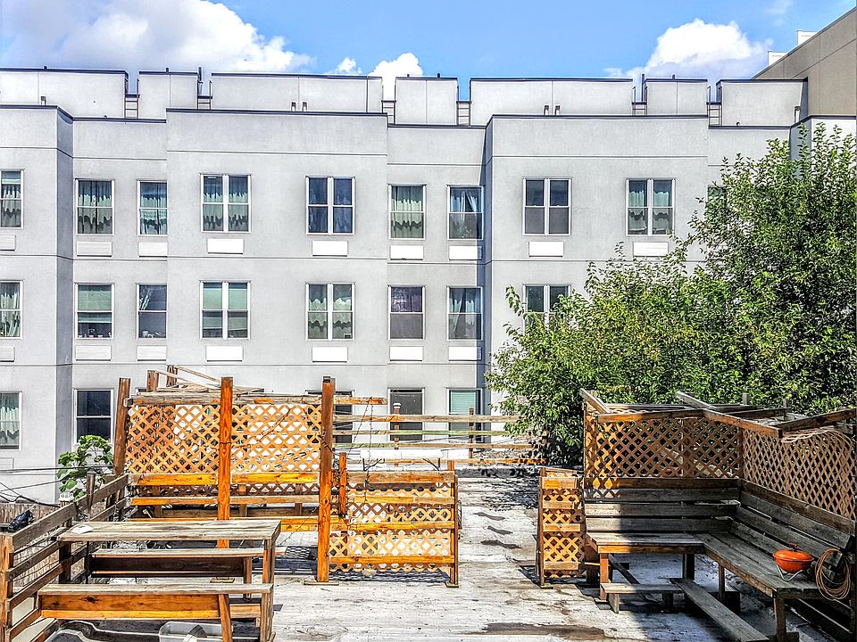 BierGarden Style deck (25'x45') shared with 1Apt.