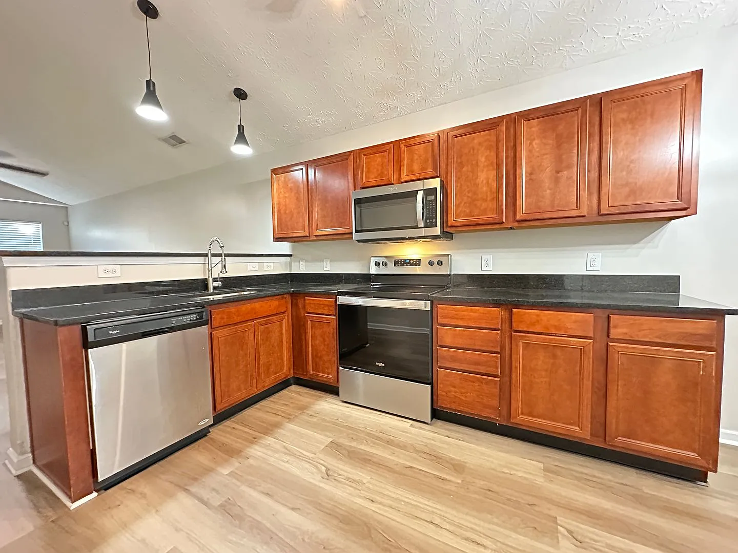 Recently Renovated! Lovely Home in Masterson Station! New Flooring, Granite Countertop. — Photo 2