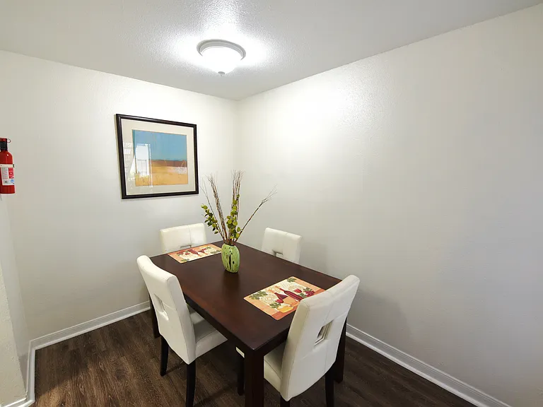 Wilshire Park Apartments — Photo 7