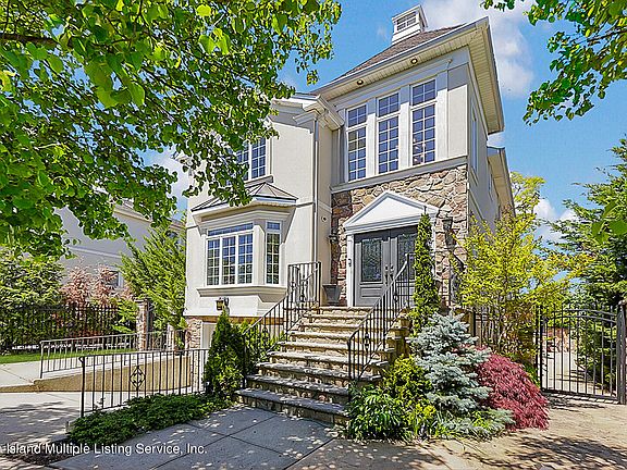 4th image of 27 Saint Edward Ln
