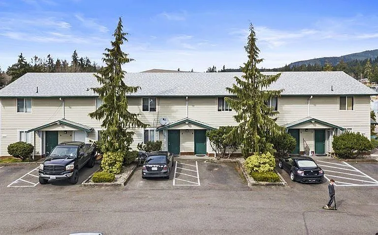 Village Glen Apartments — Photo 22