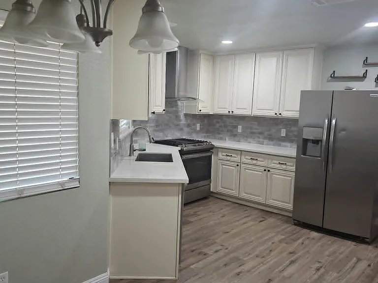 1120 Safford St — Photo 12
