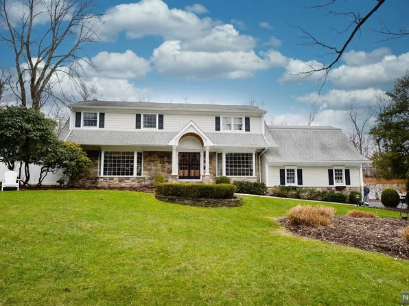 676 High Mountain Rd, Franklin Lakes, NJ 07417
