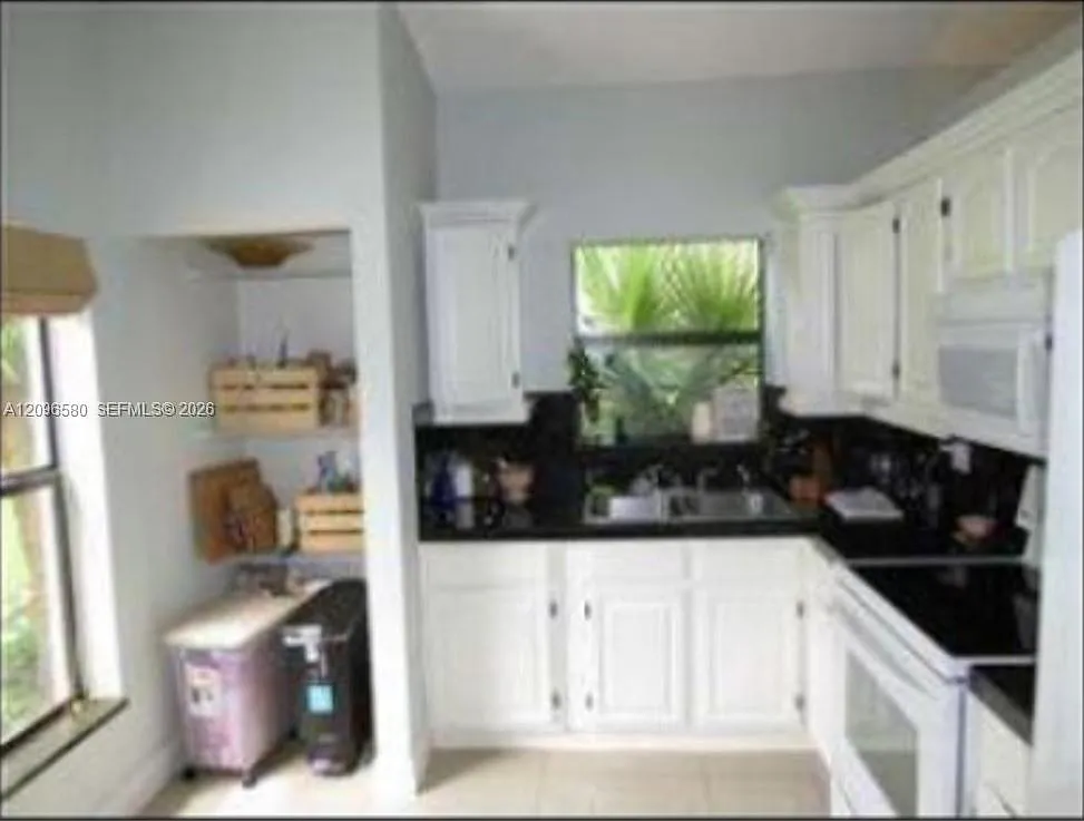 Westwind Lakes Garden Hom — Photo 2